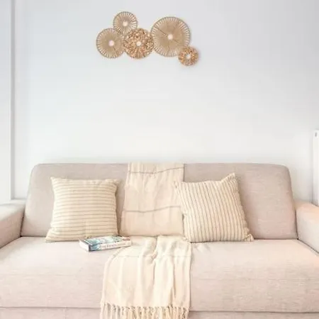 Family-friendly Beachside Retreat For 5 In *