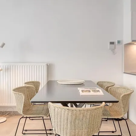 Family-friendly Beachside Retreat For 5 In Lägenhet Oostende